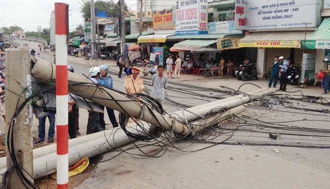 'Đau tim' vì ba trụ điện bất ngờ đổ sập trước chợ Vào 8h45 ngày 5/12, ba trụ điện cao thế trước chợ An Bình (phường An Bình, quận Cái Răng, TP Cần Thơ) bất ngờ bật gốc, gãy ngang thân, đổ xuống chắn ngang đường Vòng Cung.
