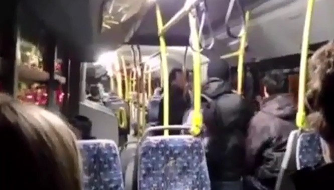 Côn đồ hành hung dã man hành khách trên xe bus Ảnh cắt từ clip