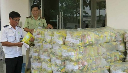 Điều tra vụ hàng giả trong quà Tết của công nhân Ảnh: Hải Âu/TTXVN.