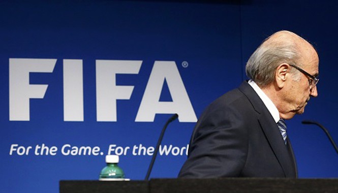 Sepp Blatter từ chức Chủ tịch FIFA khi vừa đắc cử Uy tín của Blatter xuống thấp vì bê bối tham nhũng. Ảnh: Reuters.