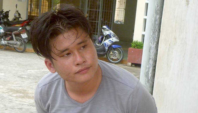 Nam thanh niên nghi ngáo đá, chặn xe trên QL1A Đối tượng nghi ngáo đá gây cản trở giao thông trên quốc lộ 1A.
