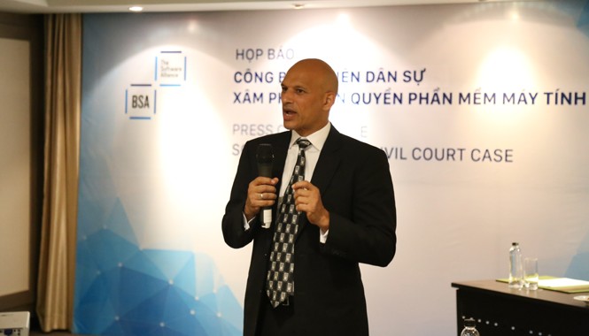 Microsoft khởi kiện một doanh nghiệp ở Bình Dương Ông Tarun Sawney, Giám đốc phụ trách chống vi phạm bản quyền khu vực Châu Á- Thái Bình Dương của BSA. Ảnh: Thái Dương.