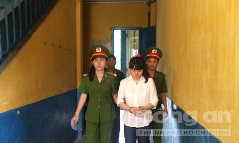 Nữ cử nhân thuê người đóng giả mẹ ruột để lừa bán nhà Đặng Phúc Gia Bảo Trân sau phiên tòa.
