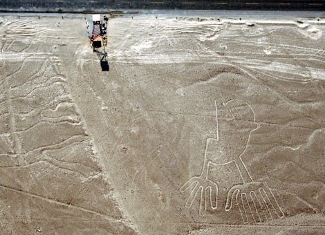 Bí ẩn chưa có lời giải về những hình vẽ Nazca ở Peru Bức không ảnh chụp một trong những hình vẽ trên sa mạc Nazca và một tòa tháp được xây dựng để giúp du khách quan sát chúng.