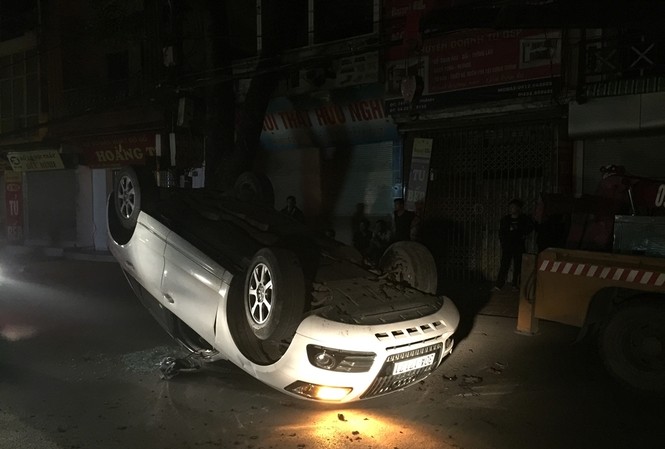 Hà Nội: Audi Q5 lao vào gốc cây rồi lật ngửa trong đêm Chiếc xe lật ngửa, đèn vẫn nháy, kính vỡ tung tóe.