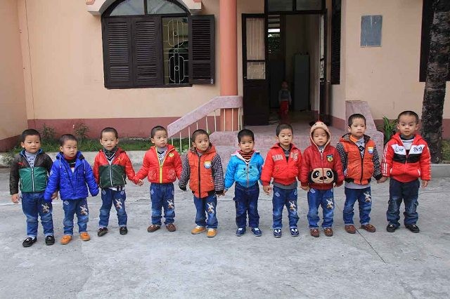 Bộ Công an đặt tên cho 10 bé trai bị bắt cóc Từ trái sang: 10 cháu bé lần lượt có tên "Cộng, Hòa, Xã, Hội, Chủ, Nghĩa, Việt, Nam, Hùng, Mạnh" do Bộ Công an đặt trong giấy khai sinh. Ảnh: Nhị Tiến.
