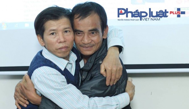 Điều day dứt của ông Huỳnh Văn Nén Ông Chấn ôm chặt ông Nén trong buổi gặp 'lịch sử'. Ảnh: Pháp Luật Plus