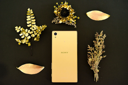 Bộ ba smartphone vàng hoàng kim nổi bật của Sony Vàng hoàng kim được dự báo là sắc màu của năm 2016.