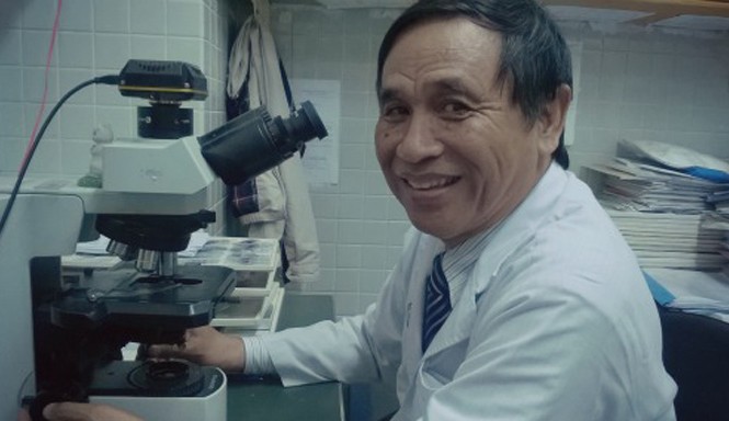 Chuyện giờ mới kể của bác sĩ 30 năm ‘gắn bó’ với tử thi Bác sĩ Trần Minh Thông ở tuổi 62. Ảnh: Khánh Ly.
