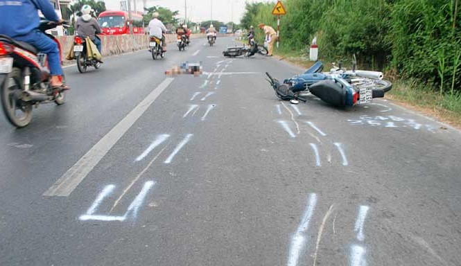 Xe khách cán chết người rồi điên cuồng bỏ chạy Hiện trường tai nạn giao thông.