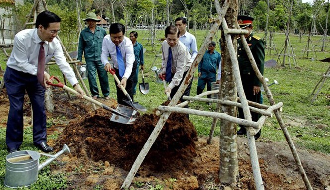 Ông Đinh La Thăng thăm địa đạo Củ Chi Bí thư thành ủy TPHCM – Đinh La Thăng (giữa) cùng các lãnh đạo trồng cây lưu niệm.