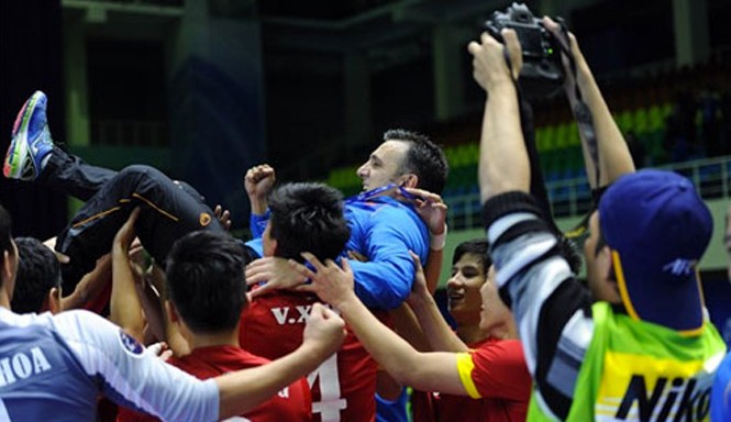 HLV tuyển futsal Việt Nam tiết lộ bí quyết hạ Nhật Bản HLV Bruno được các học trò tôn vinh sau trận đấu. Ảnh: Tú Trần.