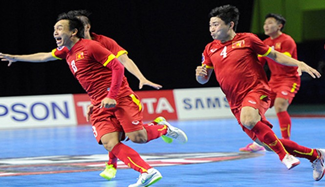 Tuyển futsal Việt Nam-Iran: Vượt tiếp 'núi cao', vào chung kết Mong rằng niềm vui này sẽ tái hiện với futsal Việt Nam sau trận bán kết. Ảnh: Quang Thắng.