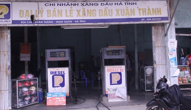Cây xăng giữ nguyên giá không giảm vì phải... bù lỗ? Cửa hàng đại lý bán lẻ xăng dầu Xuân Thành.
