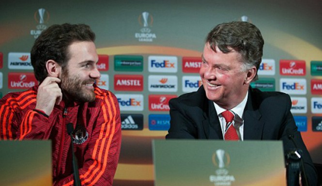 Van Gaal muốn cầu thủ M.U đá như 'hứng tình' Van Gaal và Mata trong buổi họp báo trước trận lượt về ở Europa League. Ảnh:Hodgson.