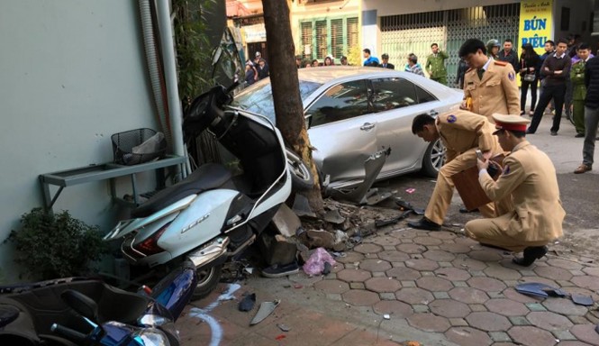 Danh tính 3 nạn nhân tử vong vụ Camry “điên” càn quét Lực lượng chức năng tiến hành khám nghiệm hiện trường vụ TNGT khiến 3 người tử vong.