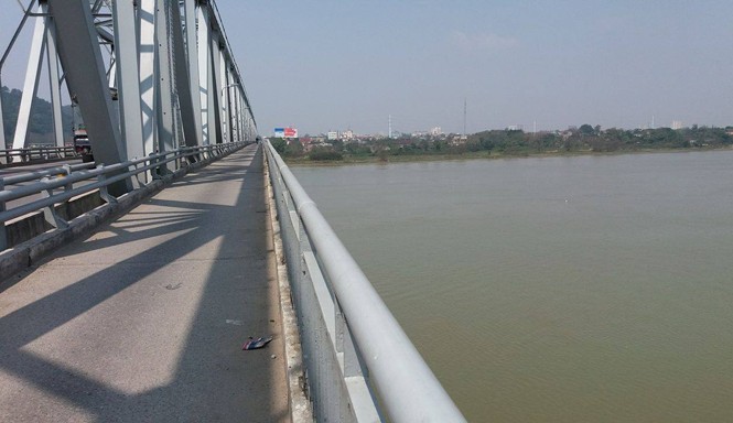 Nam thiếu niên để lại xe đạp nhảy sông Lam tự vẫn Đoạn cầu Bến Thủy nơi xảy ra vụ việc thương tâm.