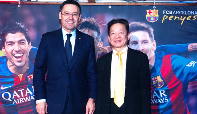 Bầu Hiển: ‘Barca ưu tiên Việt Nam nếu du đấu châu Á’ Ông Đỗ Quang Hiển và Chủ tịch CLB Barca Josep Maria Bartomeu.