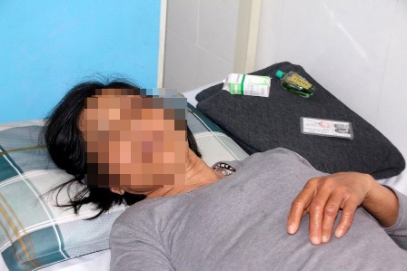 Con trai đánh người tình của cha nhập viện Bà H. đang điều trị tại bệnh viện.