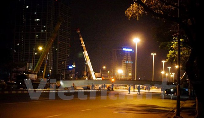 Hà Nội: Rơi dầm thép khổng lồ giữa đêm Hiện trường vụ tai nạn tại ngã tư đường Nguyễn Chánh – Hoàng Minh Giám. Ảnh: PV/Vietnam+.