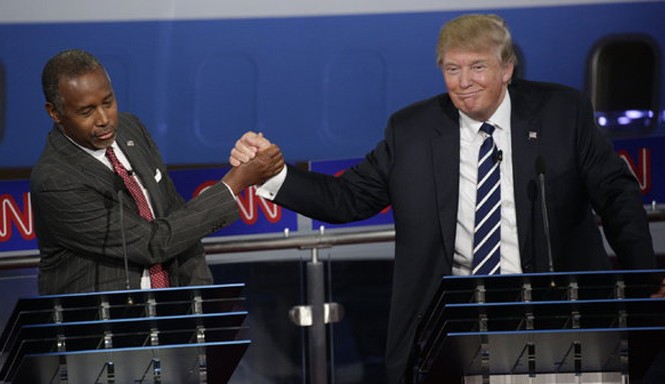 Donald Trump có thêm hậu thuẫn trước 'trận chiến' Florida Ông Ben Carson (trái) đã quyết định đứng về phía Donald Trump. Ảnh: NY Times.