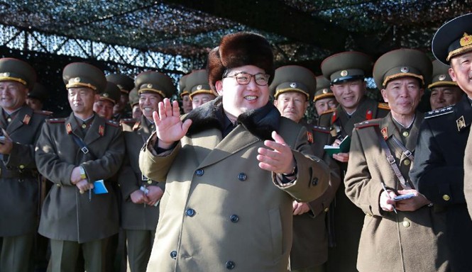 Triều Tiên tuyên bố sẽ sớm thử đầu đạn hạt nhân Nhà lãnh đạo Triều Tiên Kim Jong-un (giữa). Ảnh: AFP.