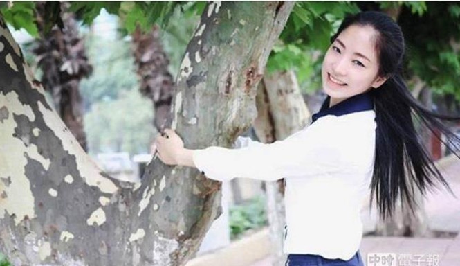 Hotgirl rao bán mình để mua nhà cho bố, mẹ Phàn từng làm hướng dẫn du lịch nhưng tiền kiếm được không đủ mua nhà cho bố mẹ cô.