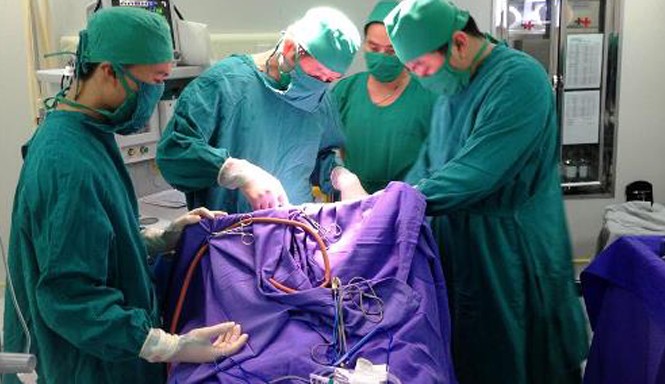 Bé gái hơn tháng tuổi bị dao quắm xuyên vào trán Lần đầu tiên bệnh viện Sản Nhi Quảng Ninh phẫu thuật vết thương sọ não cho bệnh nhân nhi hơn tháng tuổi. Ảnh:Bệnh viện cung cấp