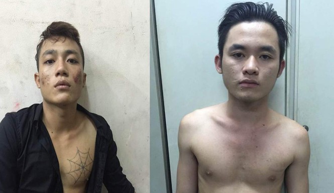 Bắt giữ hai tên cướp lao như tên bắn giật tài sản du khách Hai nghi can cướp giật tài sản tại cơ quan điều tra. Ảnh: CA cung cấp.