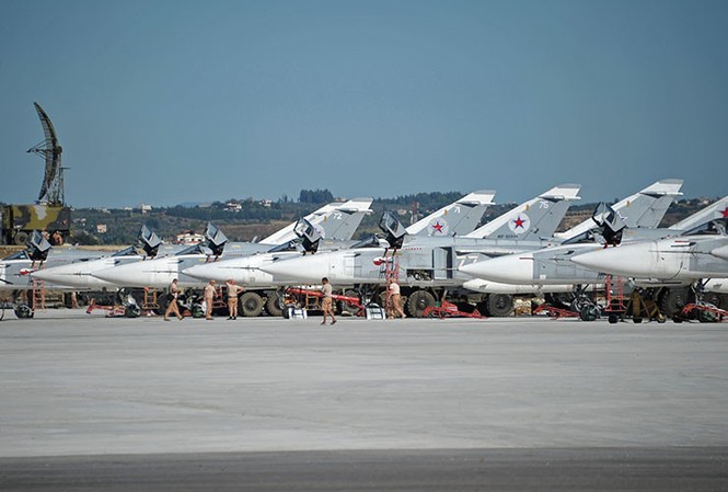 Dàn vũ khí 'khủng' Nga để lại Syria sau khi rút quân Một phi đội Su-24 sẽ tiếp tục hiện diện tại căn cứ Khmeimim, Syria và không kích khủng bố. Ảnh: RIA Novosti.