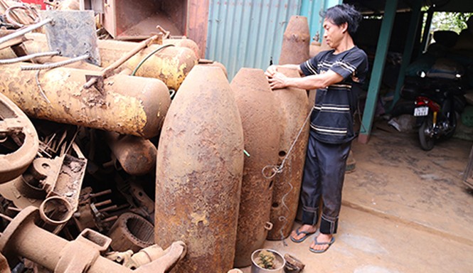 Độc nhất vô nhị nghề buôn 'bom đạn' ở đất lửa Quảng Trị Những vỏ bom to nguyên hình được đại lý giữ lại bán cho các bảo tàng có nhu cầu. Ảnh: Hoàng Táo.