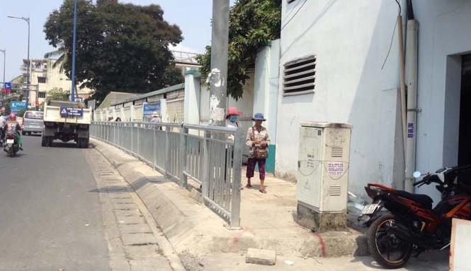 Lắp dải phân cách cho người đi bộ ở Sài Gòn Dải phân cách vỉa hè dành riêng cho người đi bộ.