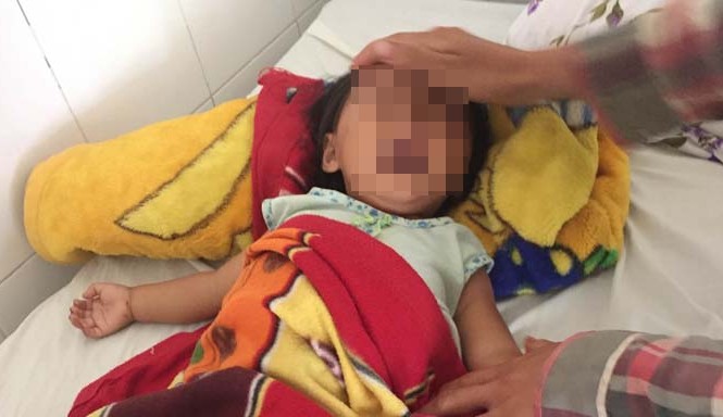 Hãi hùng bé gái bị bắn 8 viên đạn vào người Bé Yến tại Bệnh viện Đa khoa Lâm Đồng.