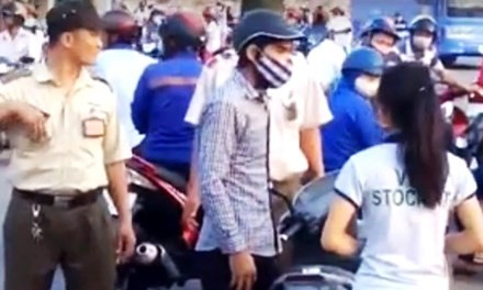 Bênh bạn gái, chém người gây thương tích Thanh niên đội mũ bảo hiểm, bịt khẩu trang được xác định là người cầm dao chém nữ công nhân. Ảnh cắt từ clip.