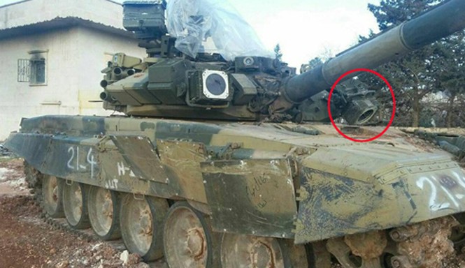 Số phận tăng T-90 Syria trúng đòn trực diện của tên lửa TOW Một đèn chế áp quang điện tử trong hệ thống Shtora (khoanh đỏ) trên chiếc T-90 gục xuống sau khi trúng tên lửa TOW. Ảnh: Twitter.
