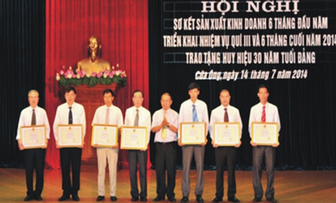 Người Quản đốc tận tâm và trách nhiệm Đồng chí Phạm Hồng Thanh (đứng thứ 2 từ trái sang) nhận Bằng khen Bộ Công thương.