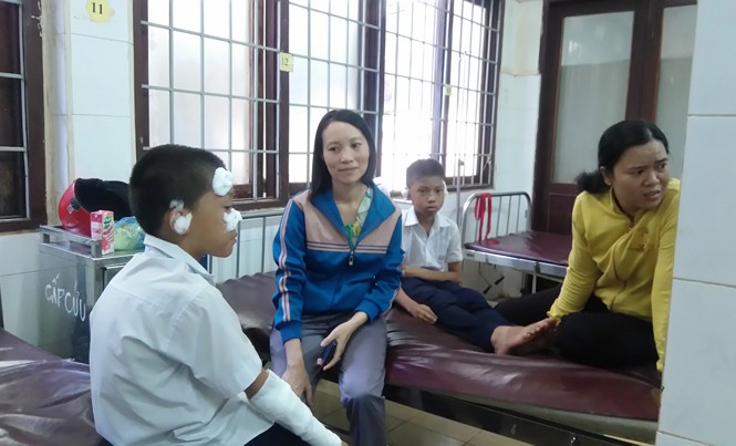 Nổ bình ga, nhiều học sinh tiểu học bị bỏng nặng Các em học sinh bị bỏng được cấp cứu tại Bệnh viện Đa khoa tỉnh Đắk Lắk.