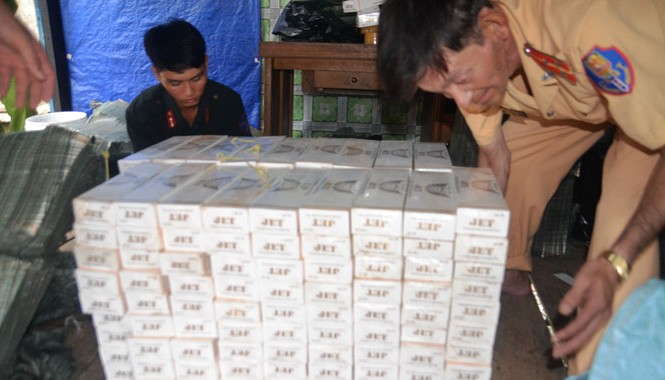 Thu giữ 3.000 cây thuốc trong căn nhà hoang Số thuốc lá bị thu giữ