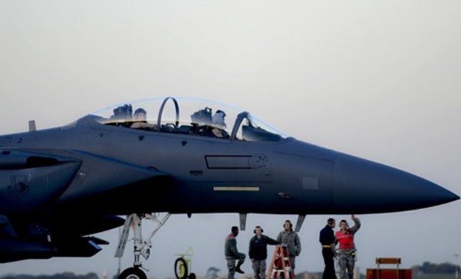 Số phận kho vũ khí hạt nhân Mỹ ở Thổ Nhĩ Kỳ sau đảo chính Một máy bay chiến đấu F-15E Mỹ chuẩn bị rời căn cứ Lakenheath của Không quân Hoàng gia Anh để tới căn cứ Incirlik, Thổ Nhĩ Kỳ, hồi năm ngoái. Ảnh: US Air Force.