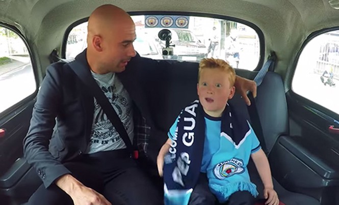 Fan nhí Man City sửng sốt vì được đi taxi cùng Guardiola Braydon không giấu ngạc nhiên khi được lên taxi đi cùng Guardiola.