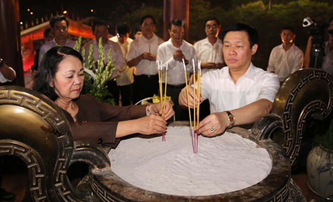 Tri ân các Anh hùng liệt sĩ tại Quảng Trị Các đại biểu thắp hương tưởng nhớ các Anh hùng liệt sĩ tại Thành cổ Quảng trị.