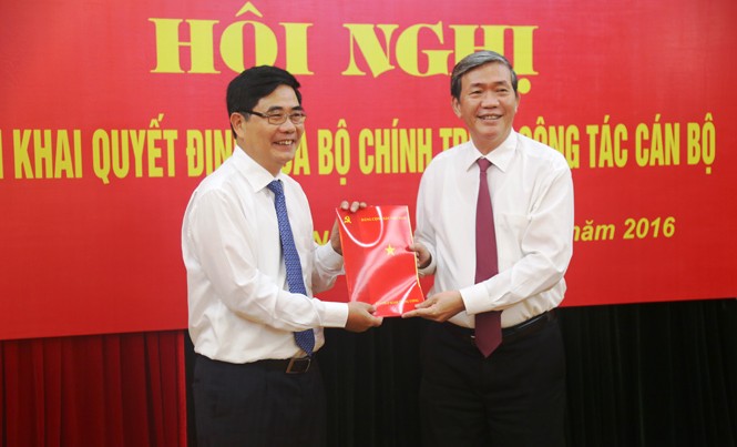 Ông Cao Đức Phát làm Phó Ban kinh tế Trung ương Đồng chí Đinh Thế Huynh, Thường trực Ban Bí thư trao quyết định cho tân Phó ban Kinh tế Trung ương Cao Đức Phát