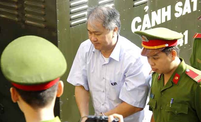 Xét xử “Đại án” 9.000 tỷ đồng: Thuộc cấp ông Phạm Công Danh khai gì? Dẫn giải bị cáo Phạm Công Danh say ngày xét xử. Ảnh: Tân Châu.