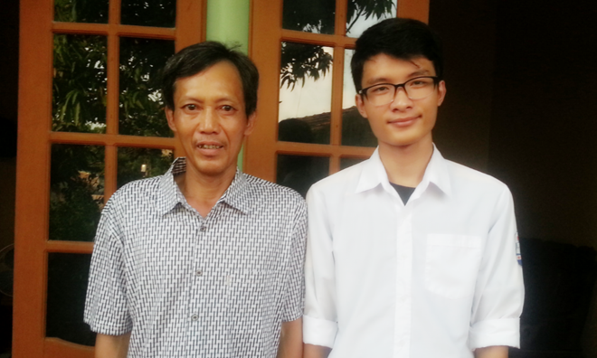 Bố kéo xe thồ nuôi giấc mơ con vào đại học Dương chụp ảnh cùng bố.