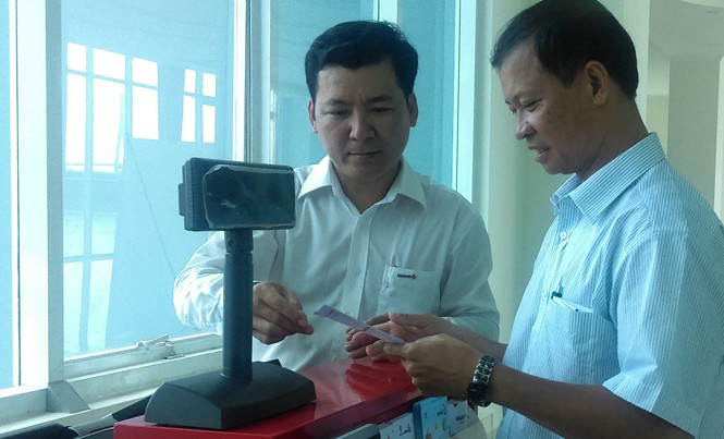Thêm 11 tỉnh, thành ở Việt Nam có 'xổ số kiểu Mỹ' Người dân ở TP.Cần Thơ tìm hiểu loại hình xổ số điện toán sắp bày bán vào đầu tháng 9 tại đây. Ảnh Việt Văn.