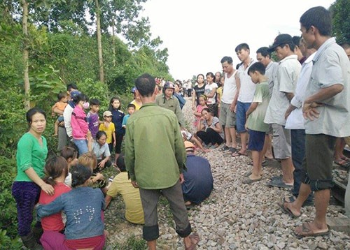 Bé trai 18 tháng tuổi bị đoàn tàu kéo lê 200 m Hiện trường vụ tai nạn. Ảnh: Đ.H.