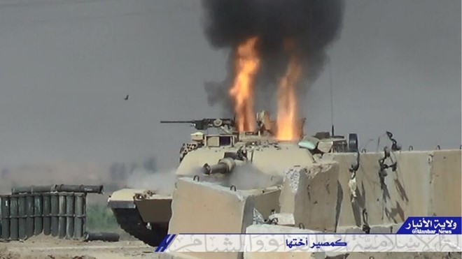 Năng lực xe tăng Mỹ đang tụt hậu so với Nga Nhiều xe tăng chiến đấu chủ lực M1 Abrams của Mỹ bị phá hủy bởi vũ khí chống tăng có nguồn gốc từ Nga. Ảnh: Al-Anbar News.