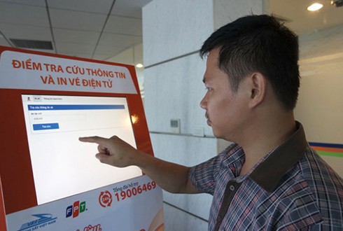Vé tàu Tết được bán trên mạng từ 1/10 Hành khách có thể tự mua vé trên kios. Ảnh: Xuân Hoa.