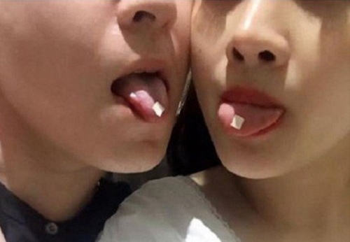 Tem giấy - ma túy kiểu mới hủy hoại giới trẻ ra sao? Giới trẻ sử dụng ma túy tem giấy để có ảo giác. Ảnh: TH.