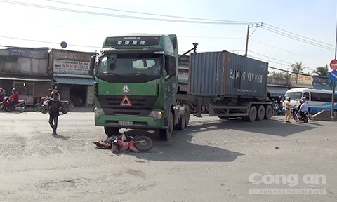Người phụ nữ la hét cầu cứu dưới gầm xe container Hiện trường vụ tai nạn.